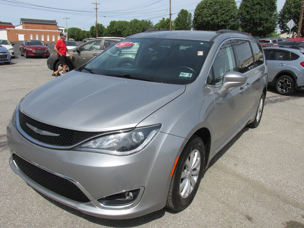 2017 Chrysler Pacifica Image 1