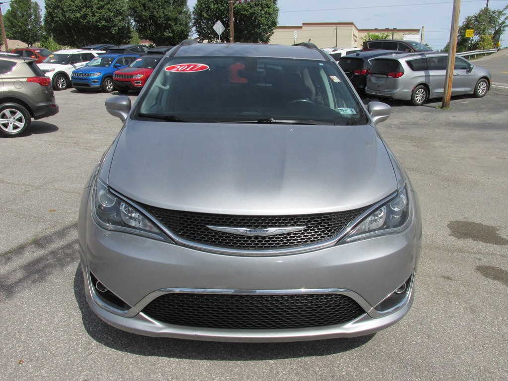 2017 Chrysler Pacifica Image 2