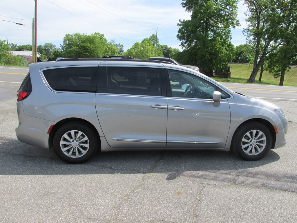 2017 Chrysler Pacifica Image 3