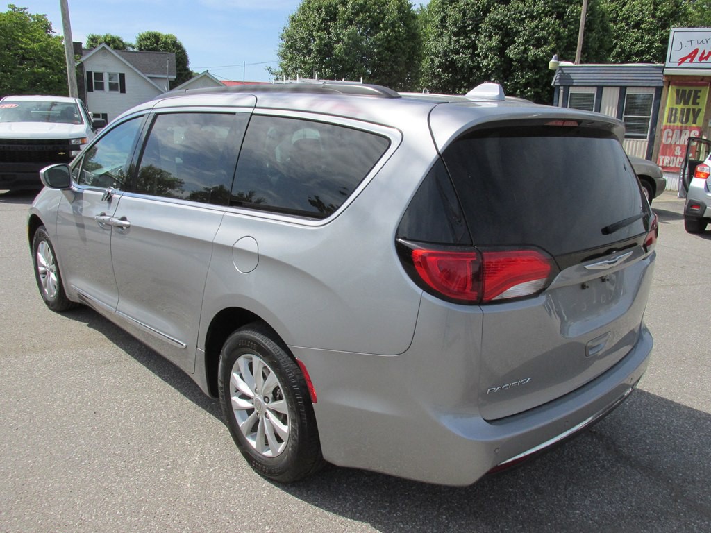 2017 Chrysler Pacifica Image 5
