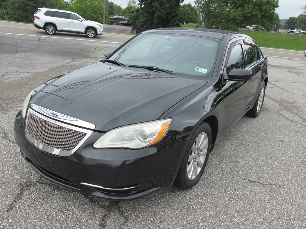 2011 Chrysler 200 Image 1