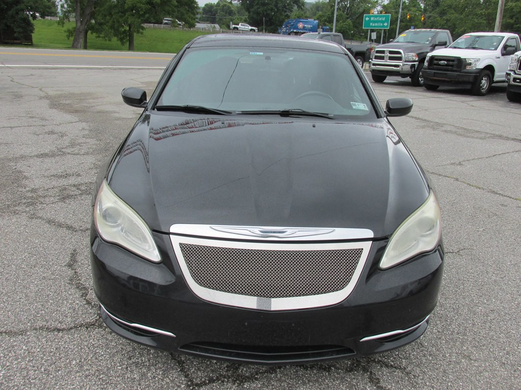 2011 Chrysler 200 Image 2