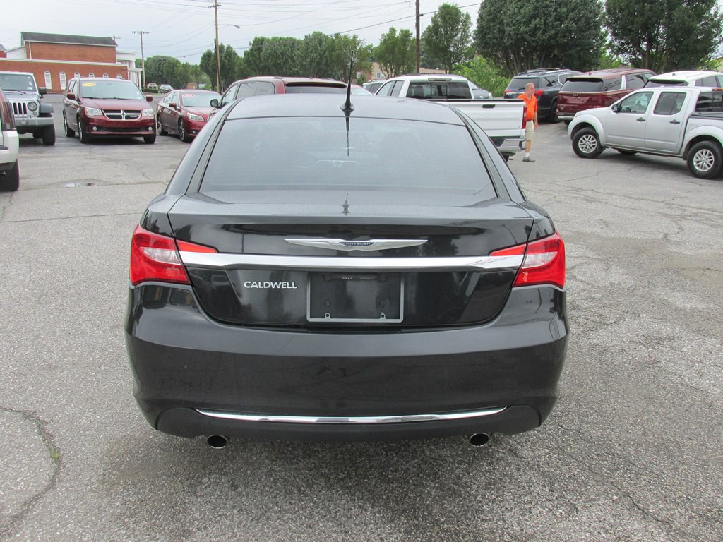 2011 Chrysler 200 Image 4