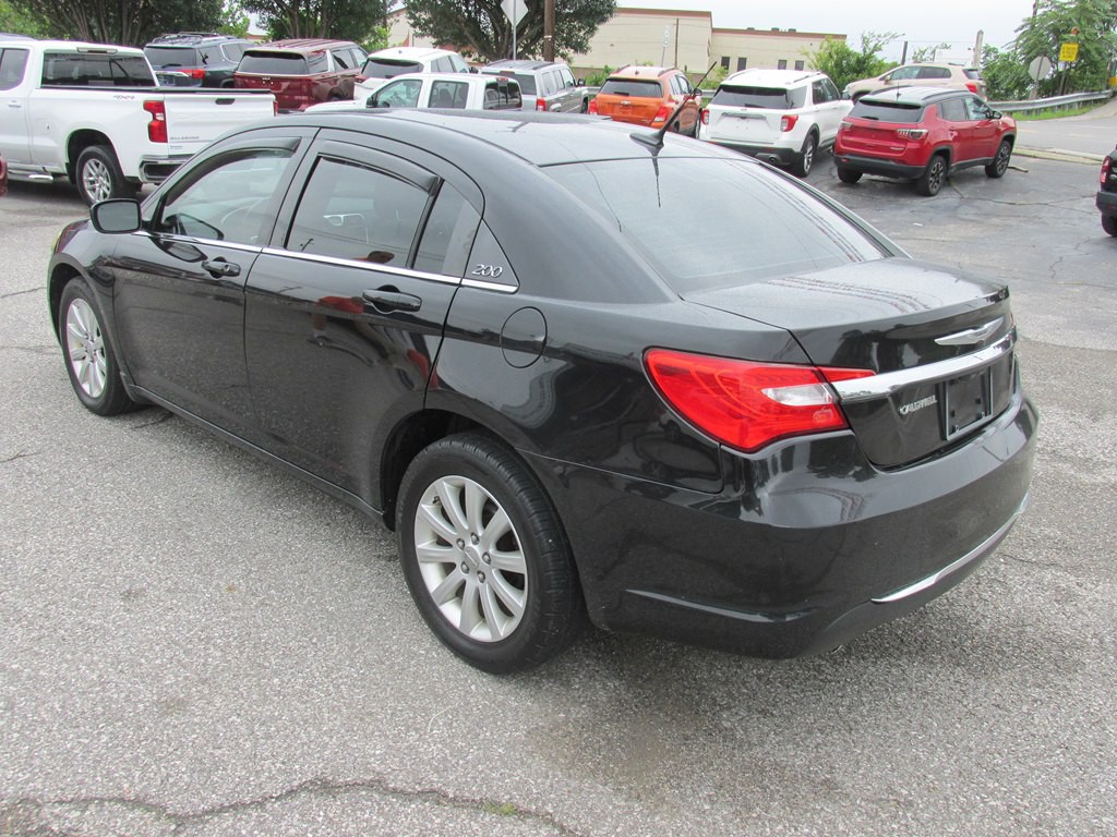 2011 Chrysler 200 Image 5
