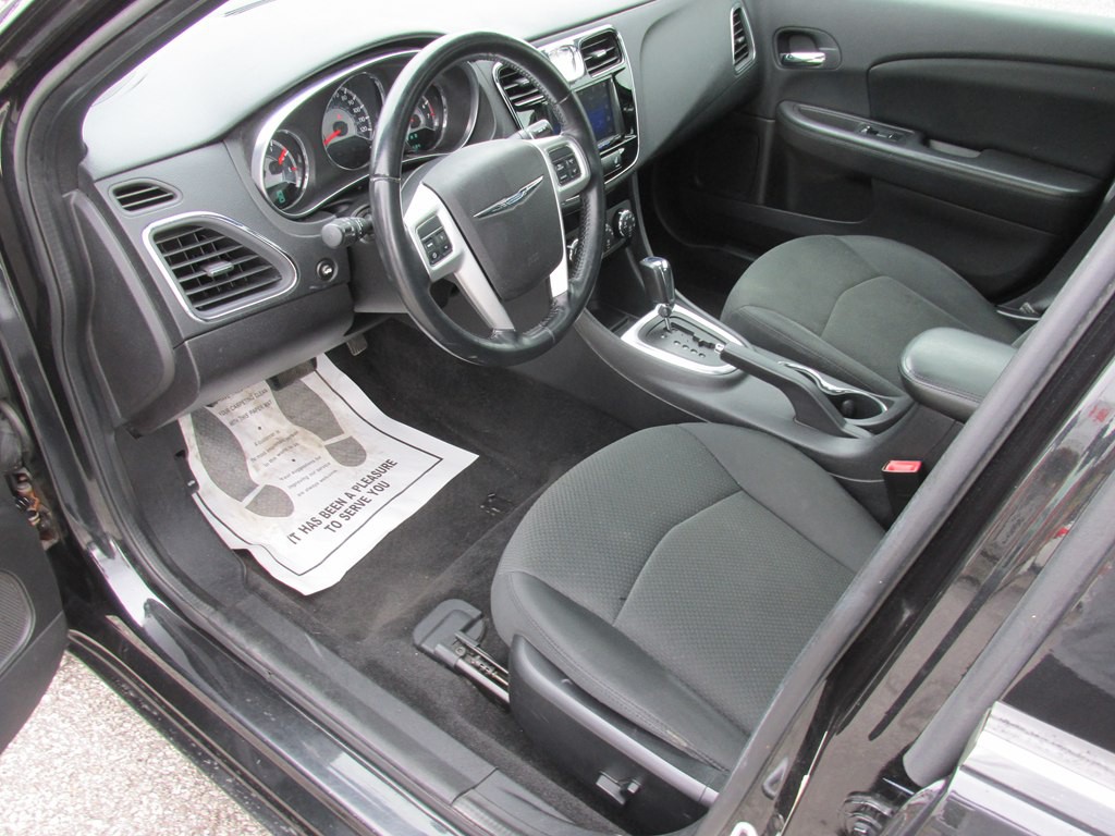 2011 Chrysler 200 Image 8