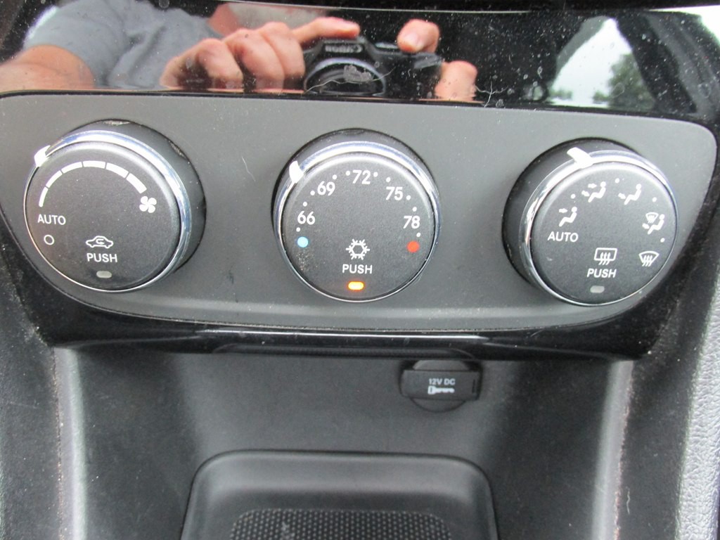 2011 Chrysler 200 Image 13