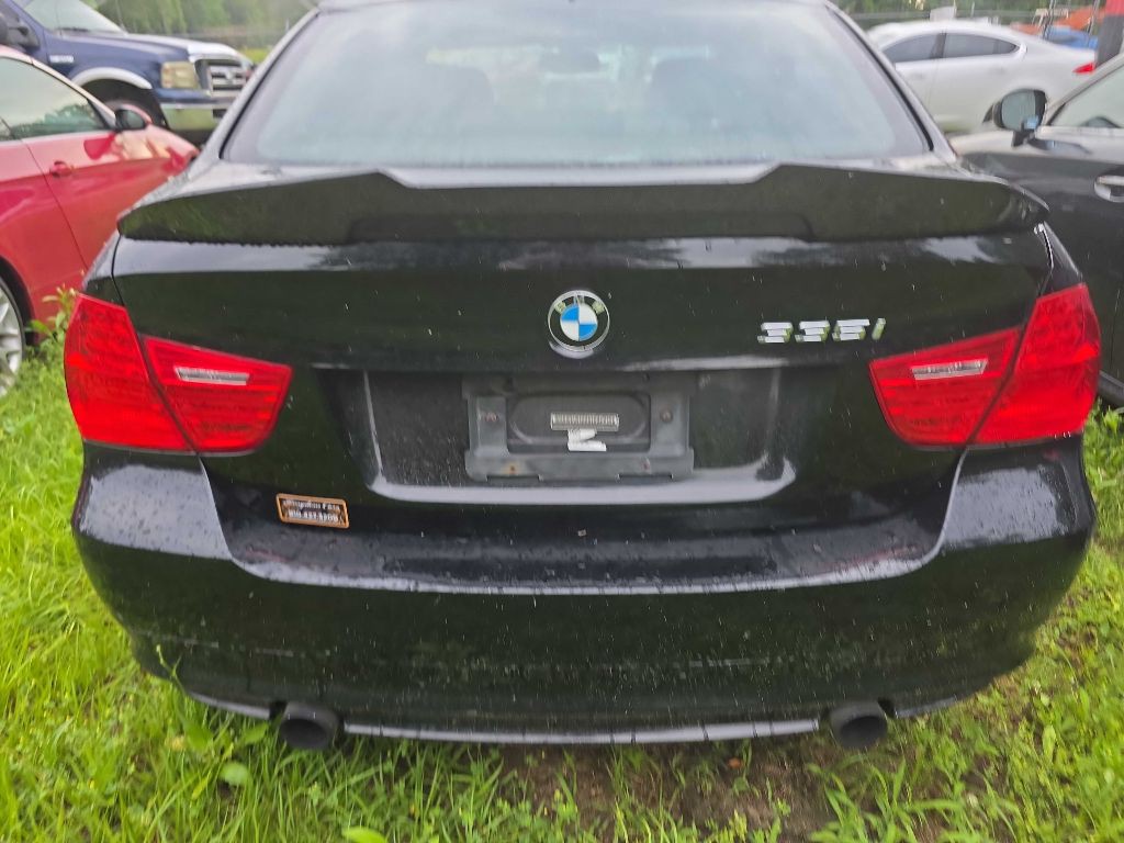 2011 BMW 3 Series Image 2