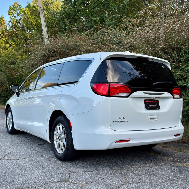 2017 Chrysler Pacifica Image 2