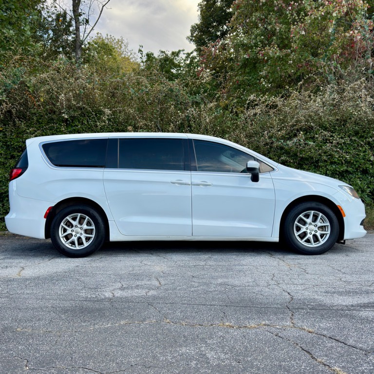 2017 Chrysler Pacifica Image 4