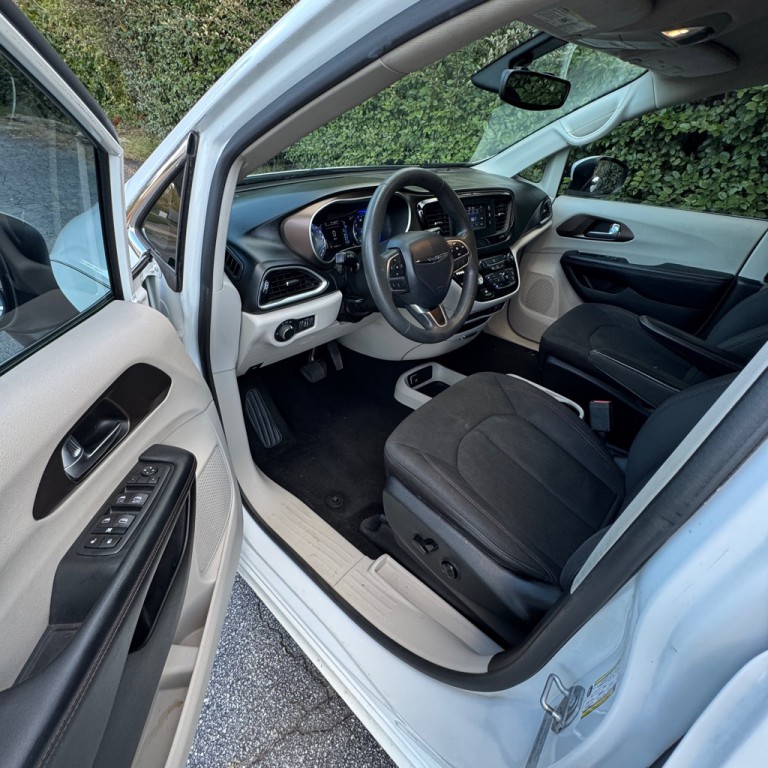 2017 Chrysler Pacifica Image 8