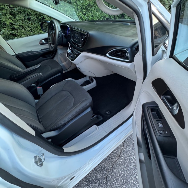 2017 Chrysler Pacifica Image 16