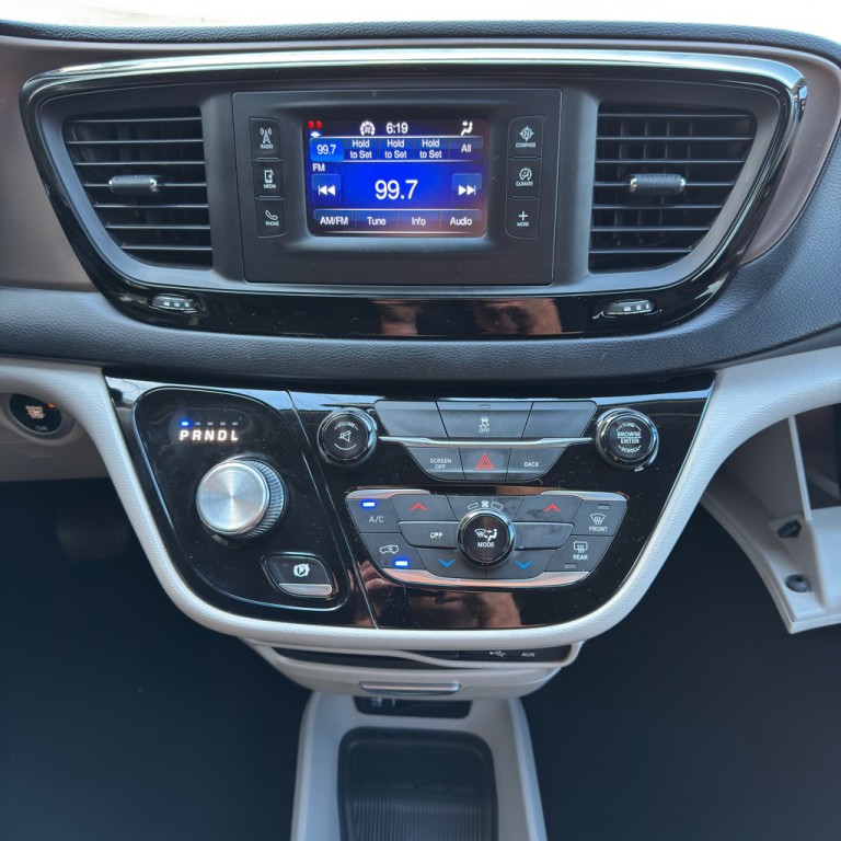 2017 Chrysler Pacifica Image 24