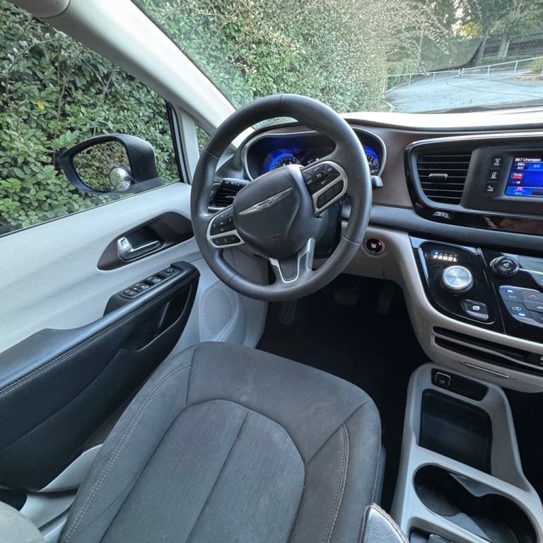 2017 Chrysler Pacifica Image 28