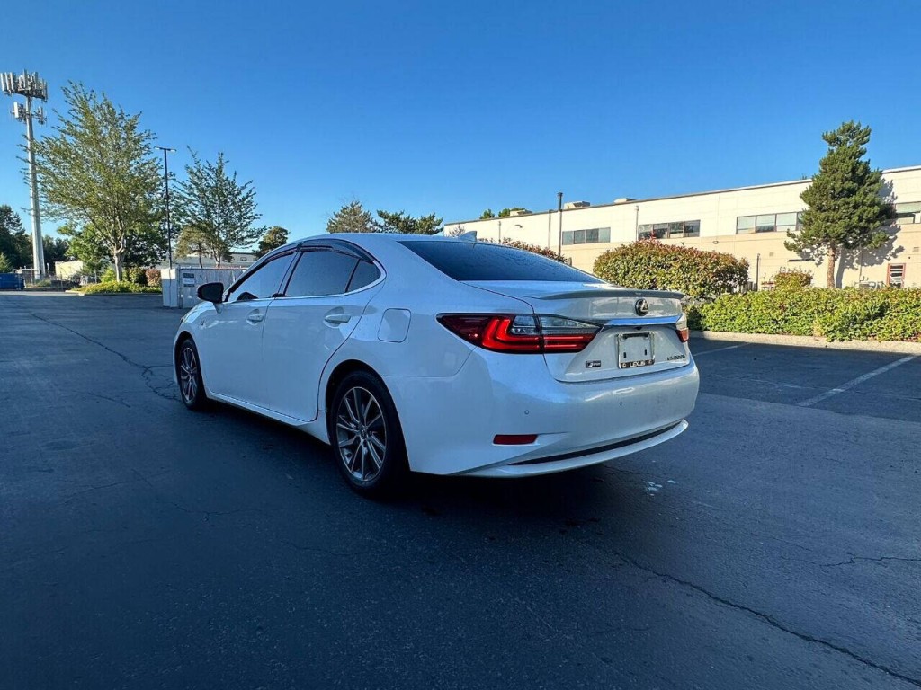 2016 Lexus ES 300 Image 4