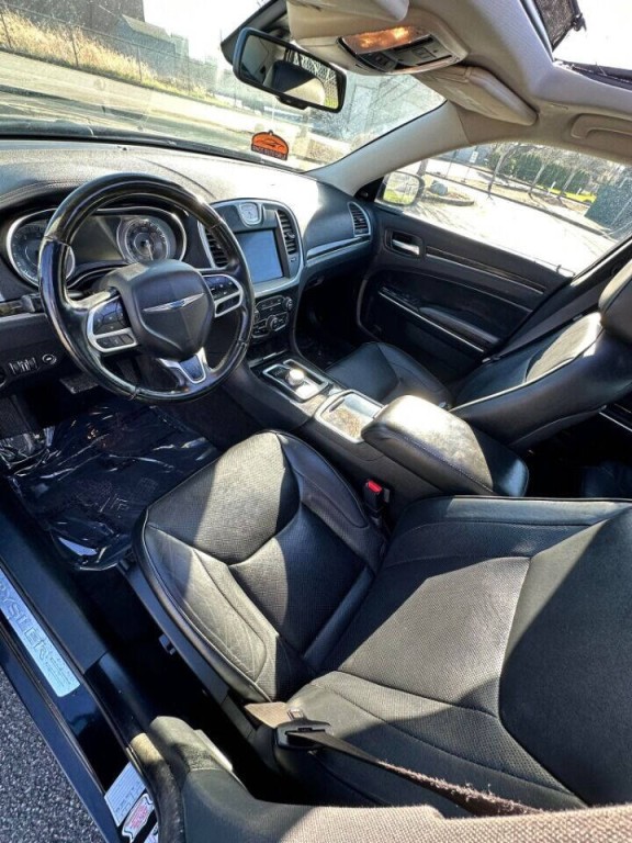 2018 Chrysler 300 Image 2