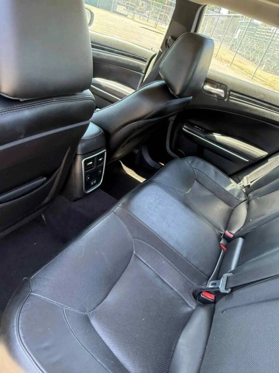 2018 Chrysler 300 Image 24
