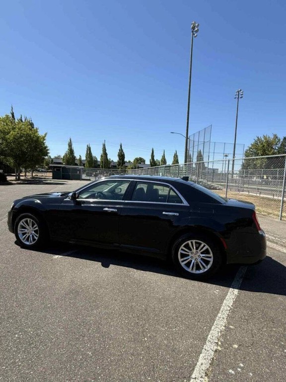 2018 Chrysler 300 Image 25