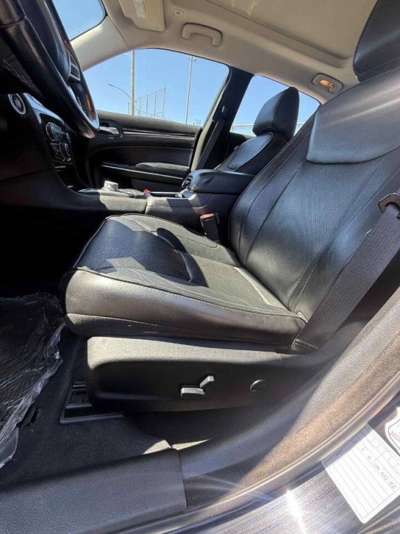 2018 Chrysler 300 Image 33