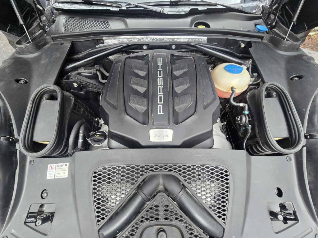 2017 Porsche Macan Image 14