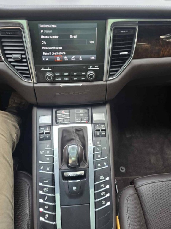 2017 Porsche Macan Image 16