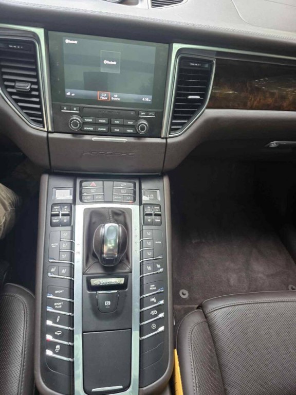 2017 Porsche Macan Image 21