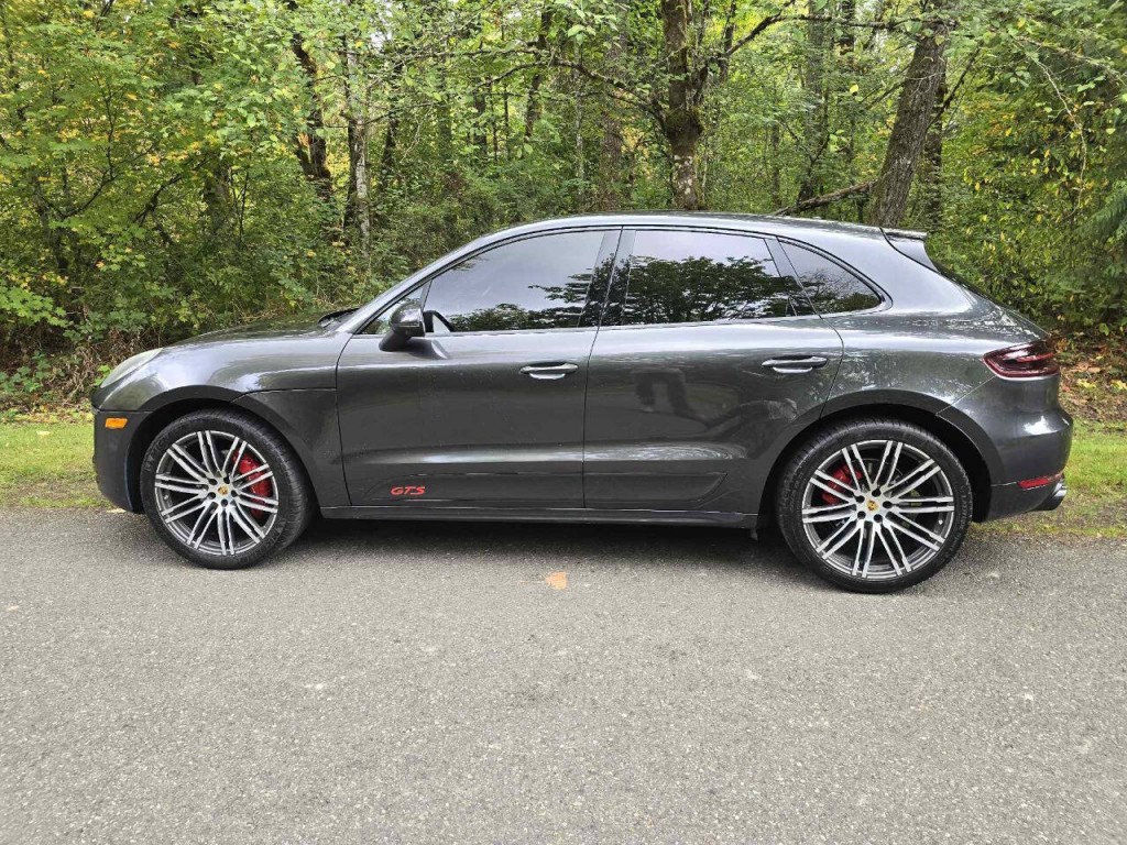 2017 Porsche Macan Image 25