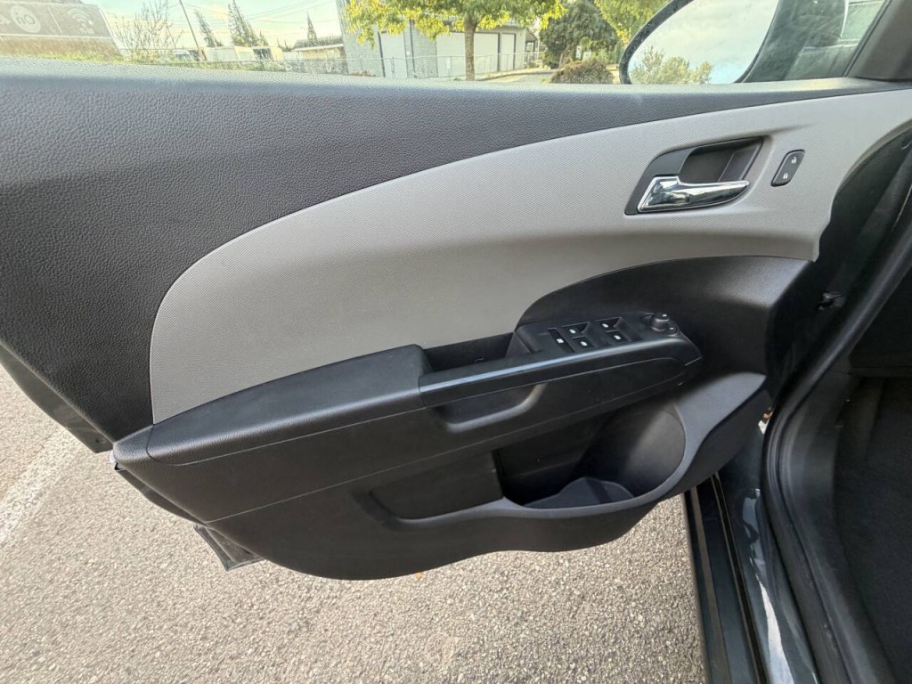 2016 Chevrolet Sonic Image 27