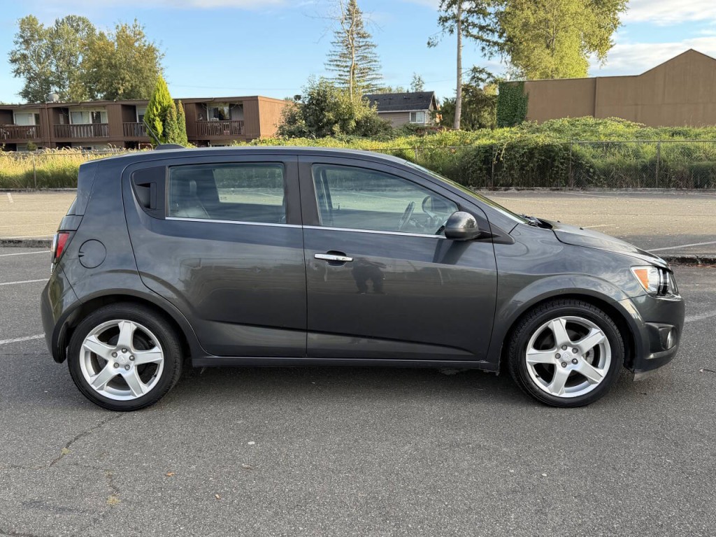 2016 Chevrolet Sonic Image 2