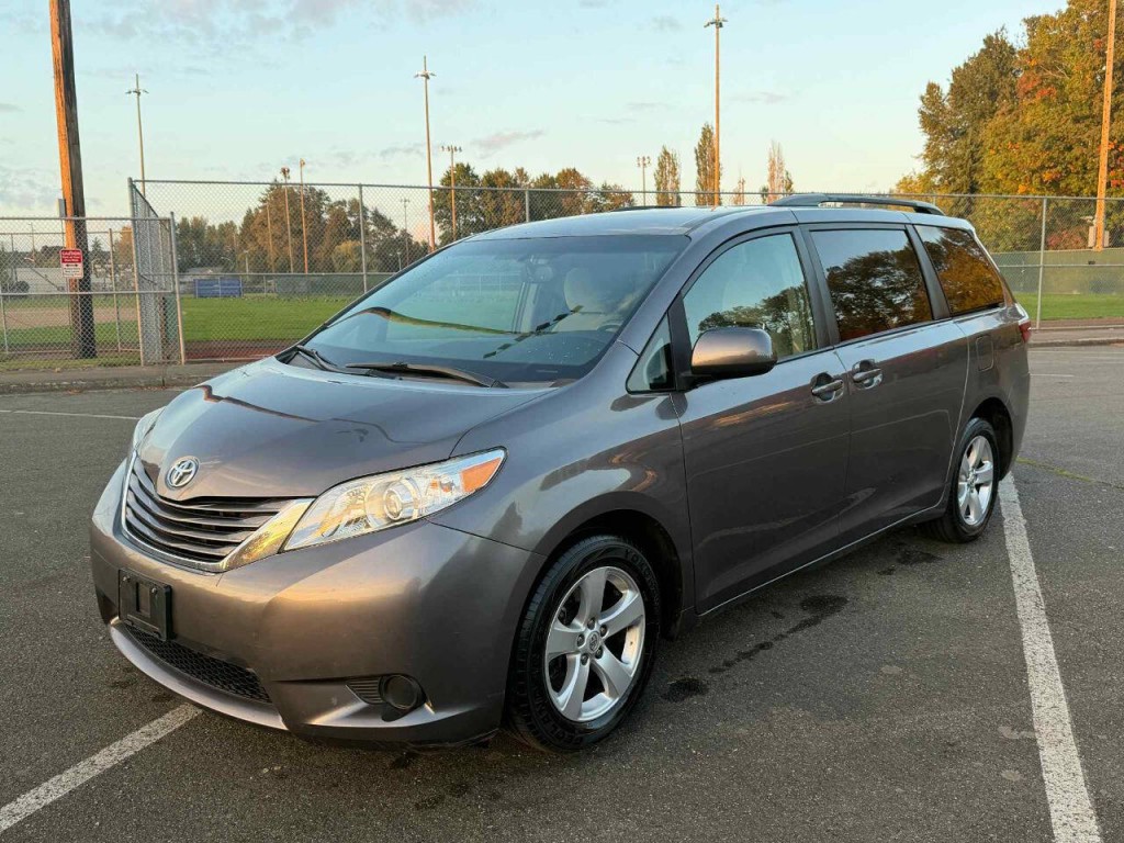 2016 Toyota Sienna Image 2