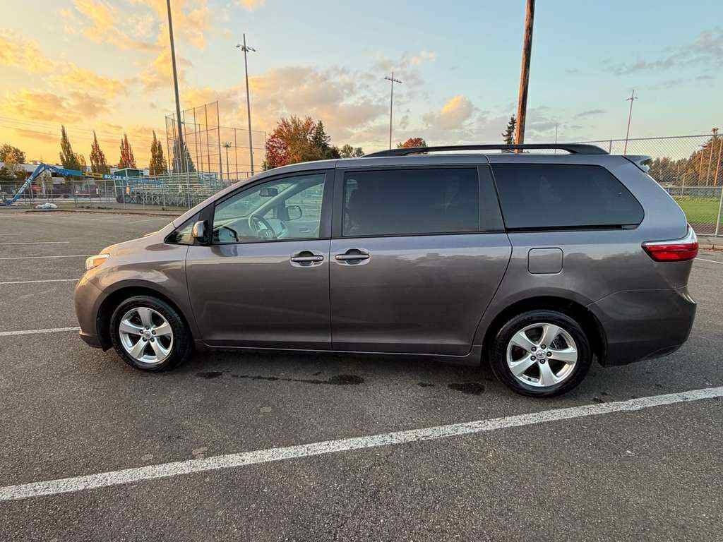 2016 Toyota Sienna Image 3