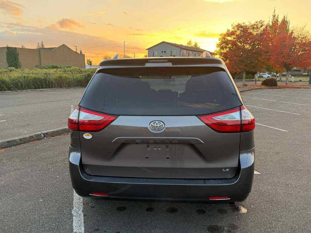 2016 Toyota Sienna Image 4