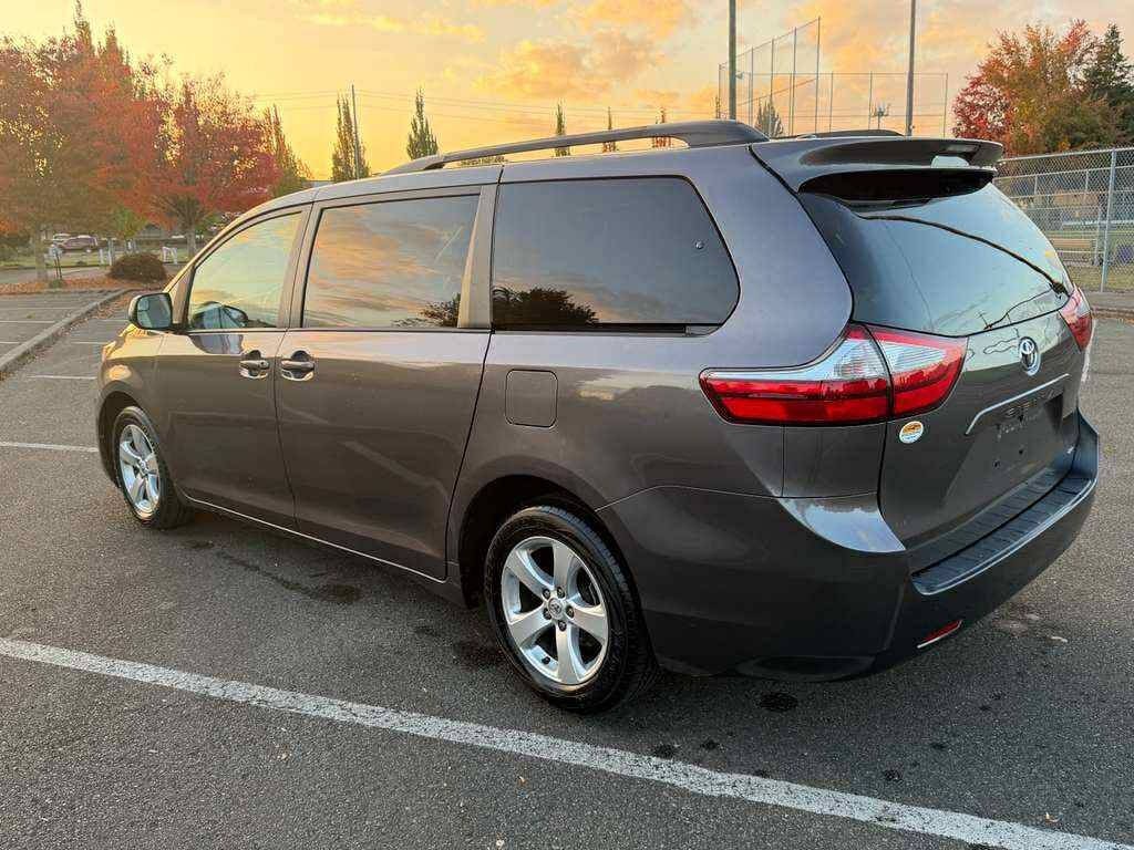 2016 Toyota Sienna Image 5