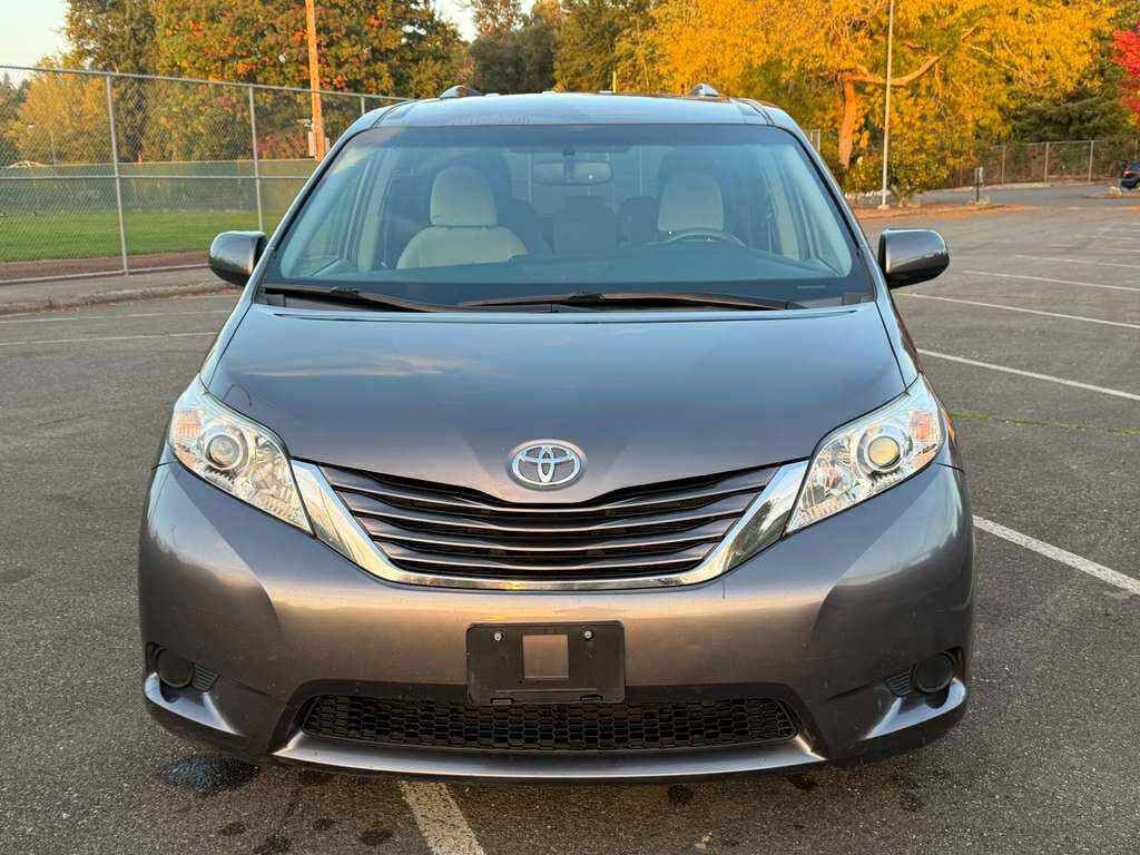 2016 Toyota Sienna Image 6