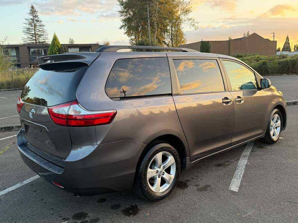 2016 Toyota Sienna Image 7