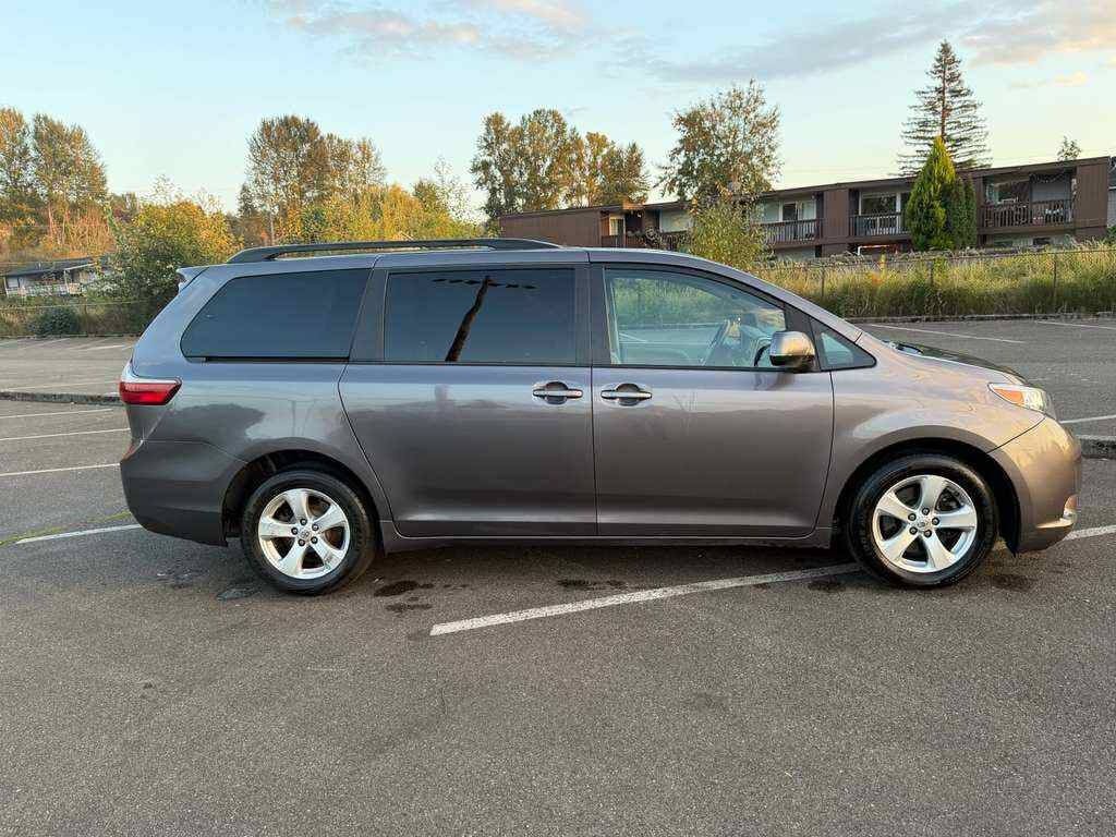2016 Toyota Sienna Image 8