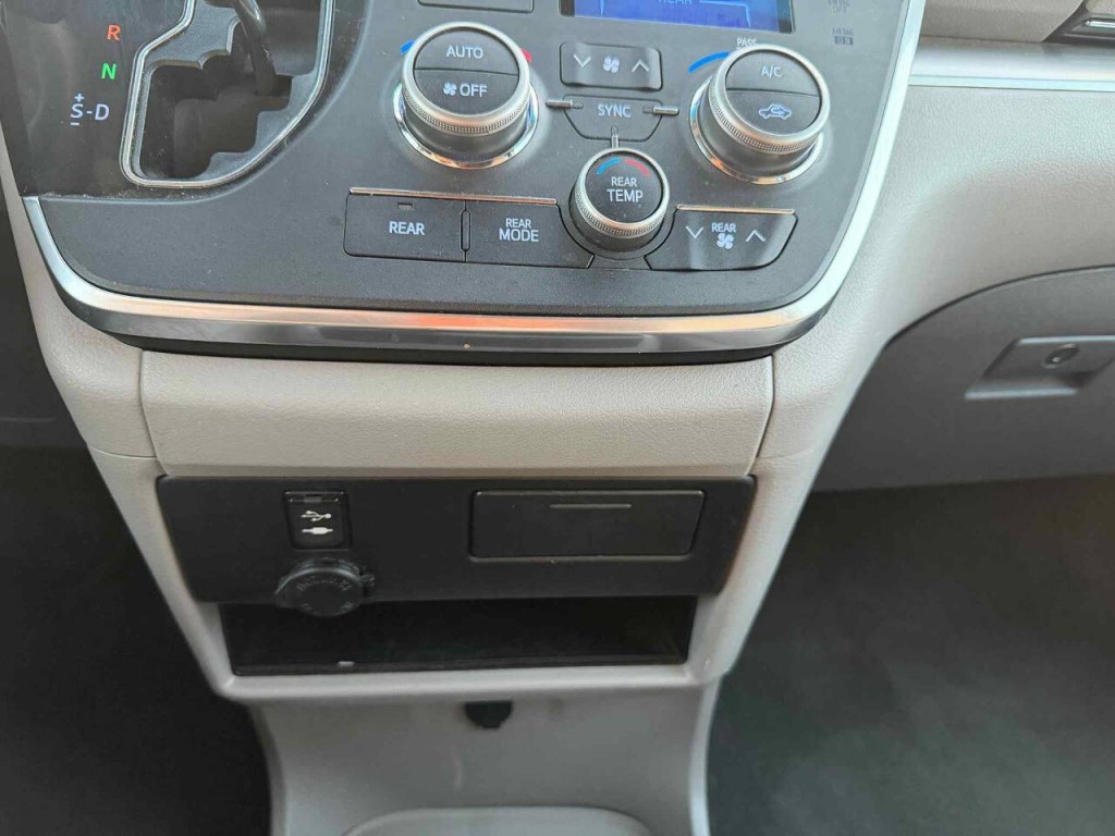 2016 Toyota Sienna Image 9