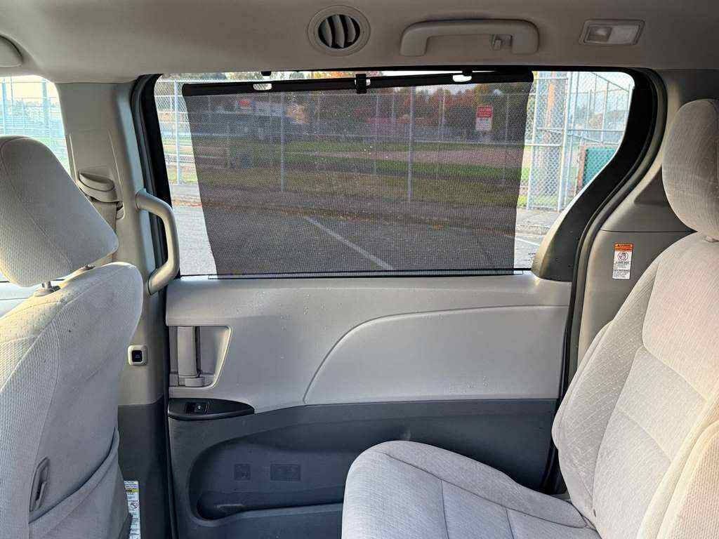 2016 Toyota Sienna Image 12