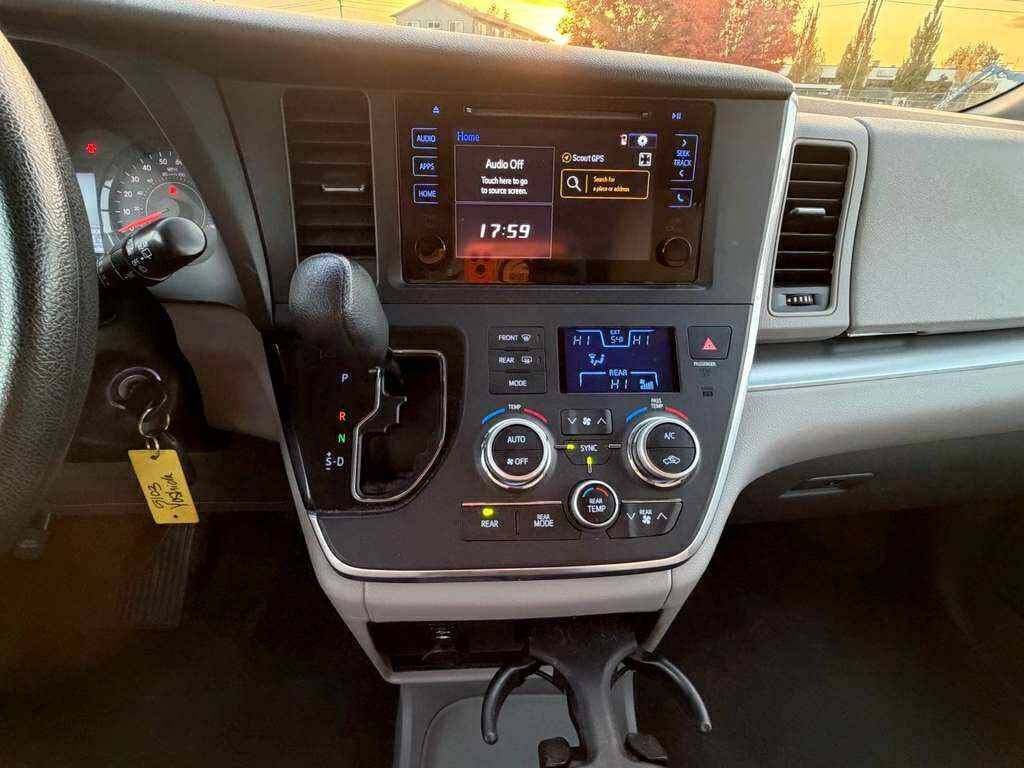 2016 Toyota Sienna Image 13