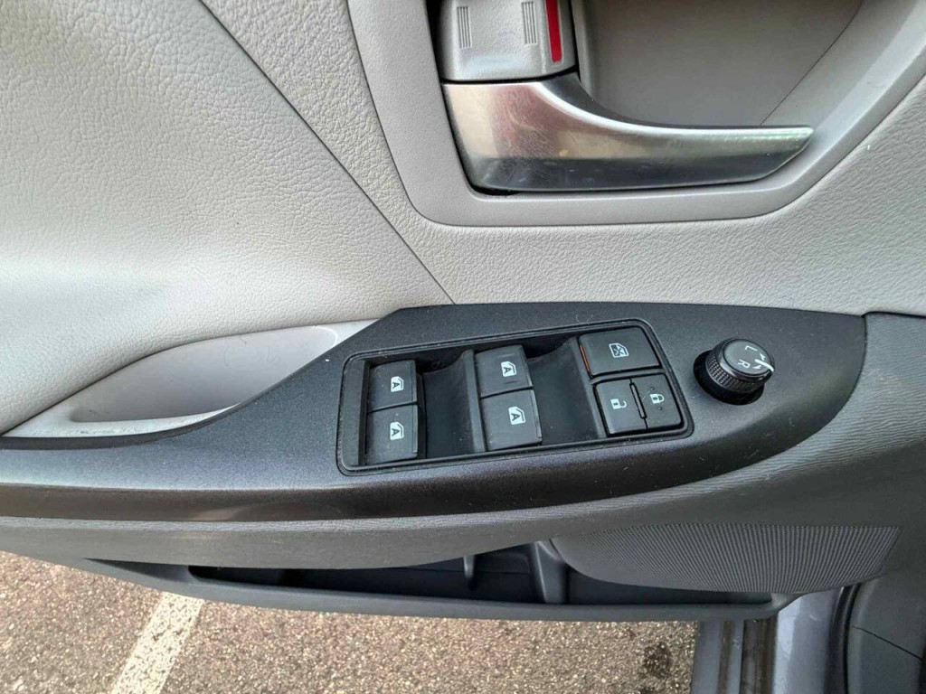 2016 Toyota Sienna Image 16