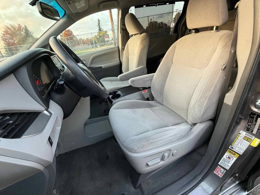 2016 Toyota Sienna Image 17