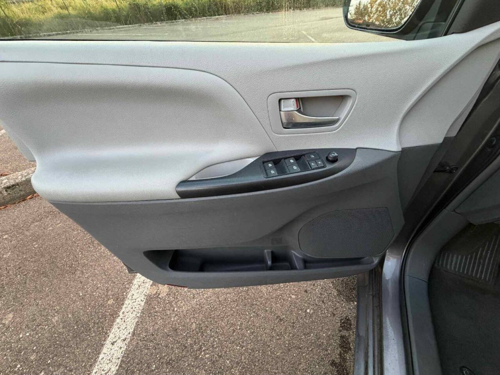 2016 Toyota Sienna Image 18