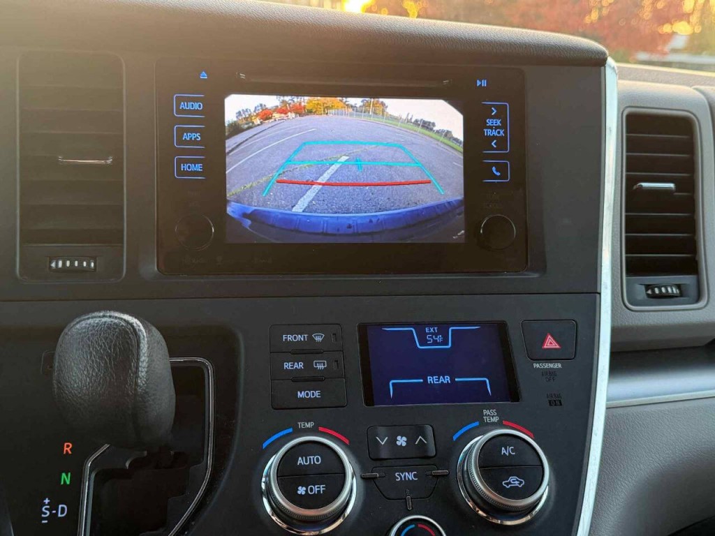 2016 Toyota Sienna Image 20