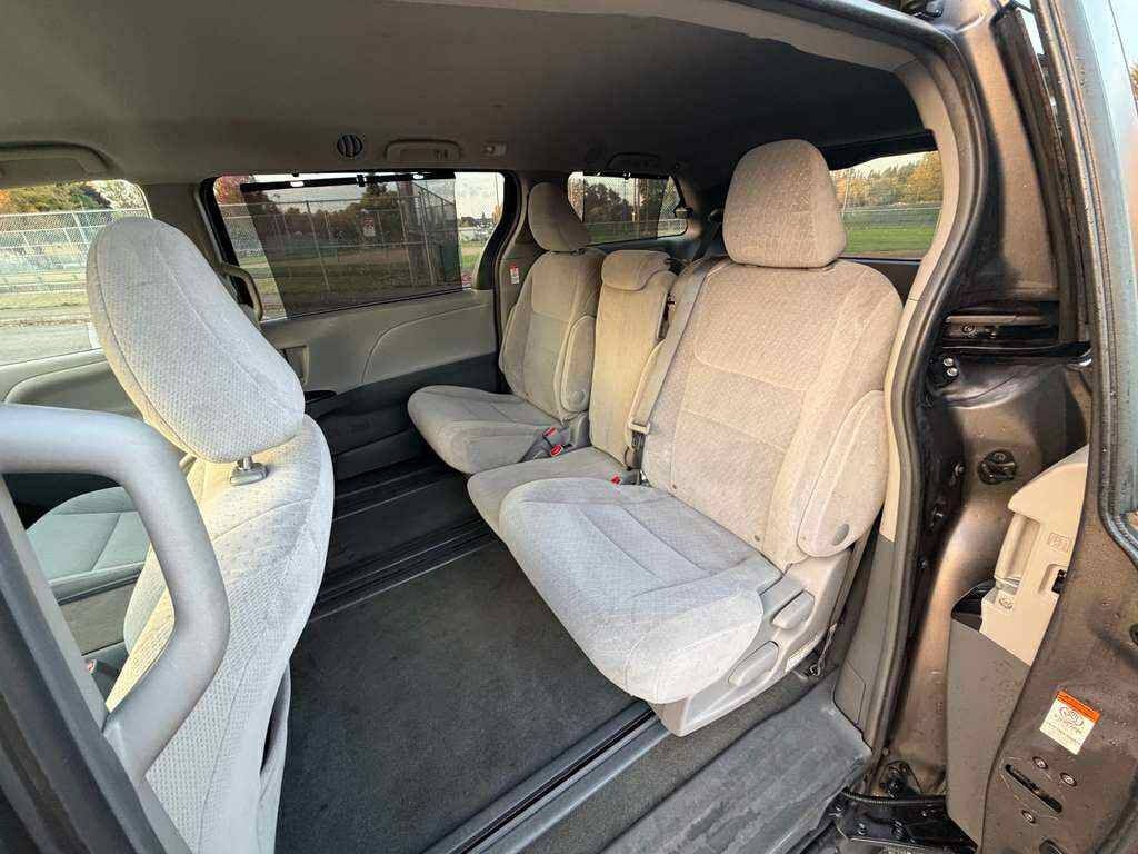 2016 Toyota Sienna Image 23
