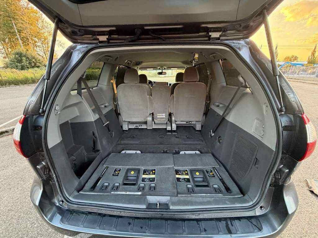 2016 Toyota Sienna Image 24