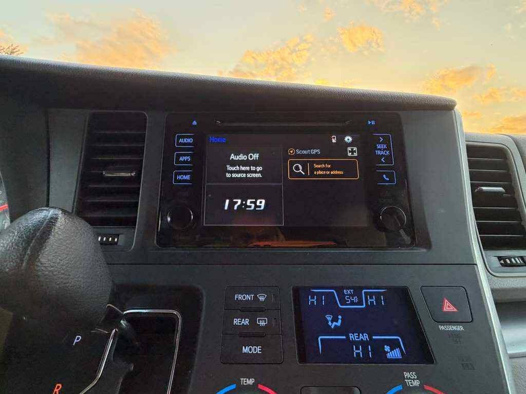 2016 Toyota Sienna Image 25