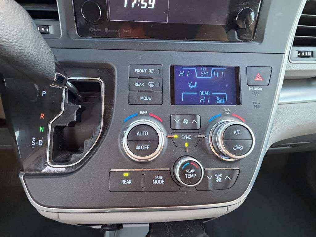 2016 Toyota Sienna Image 27