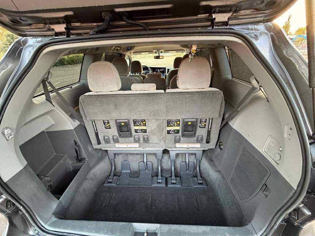 2016 Toyota Sienna Image 33