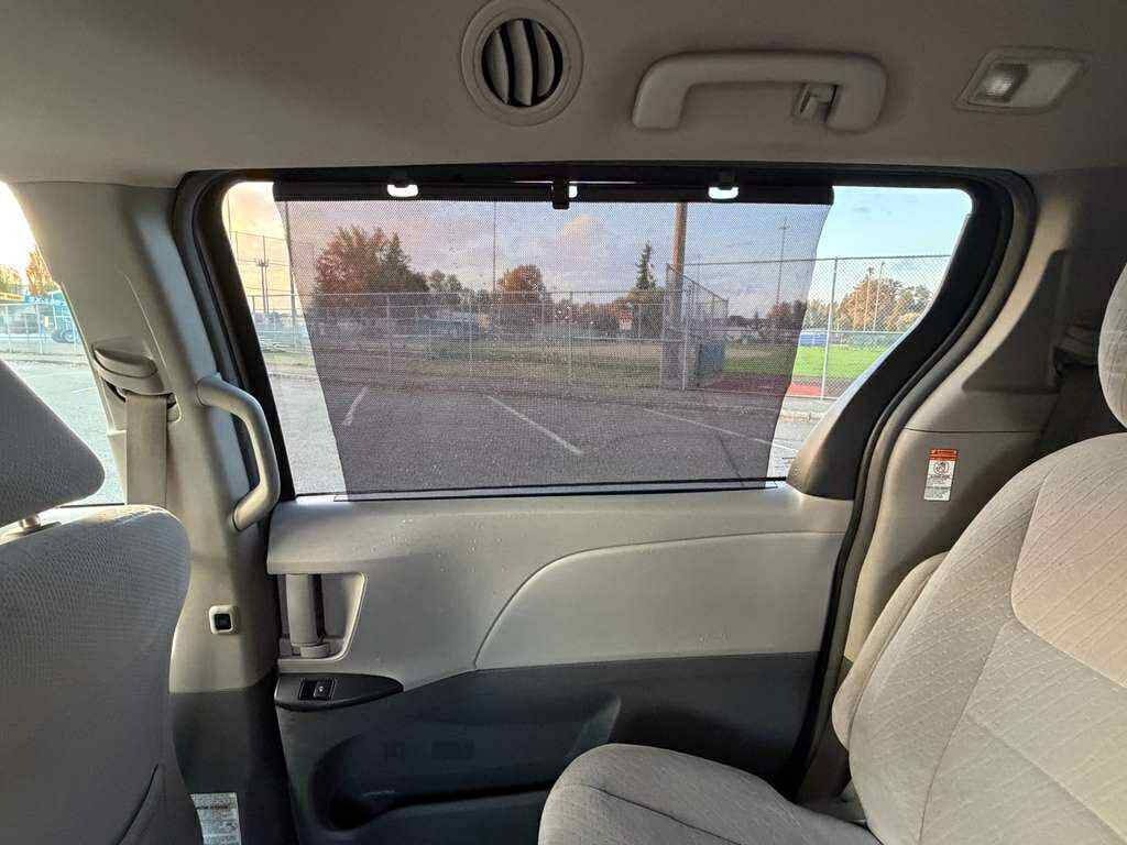 2016 Toyota Sienna Image 35