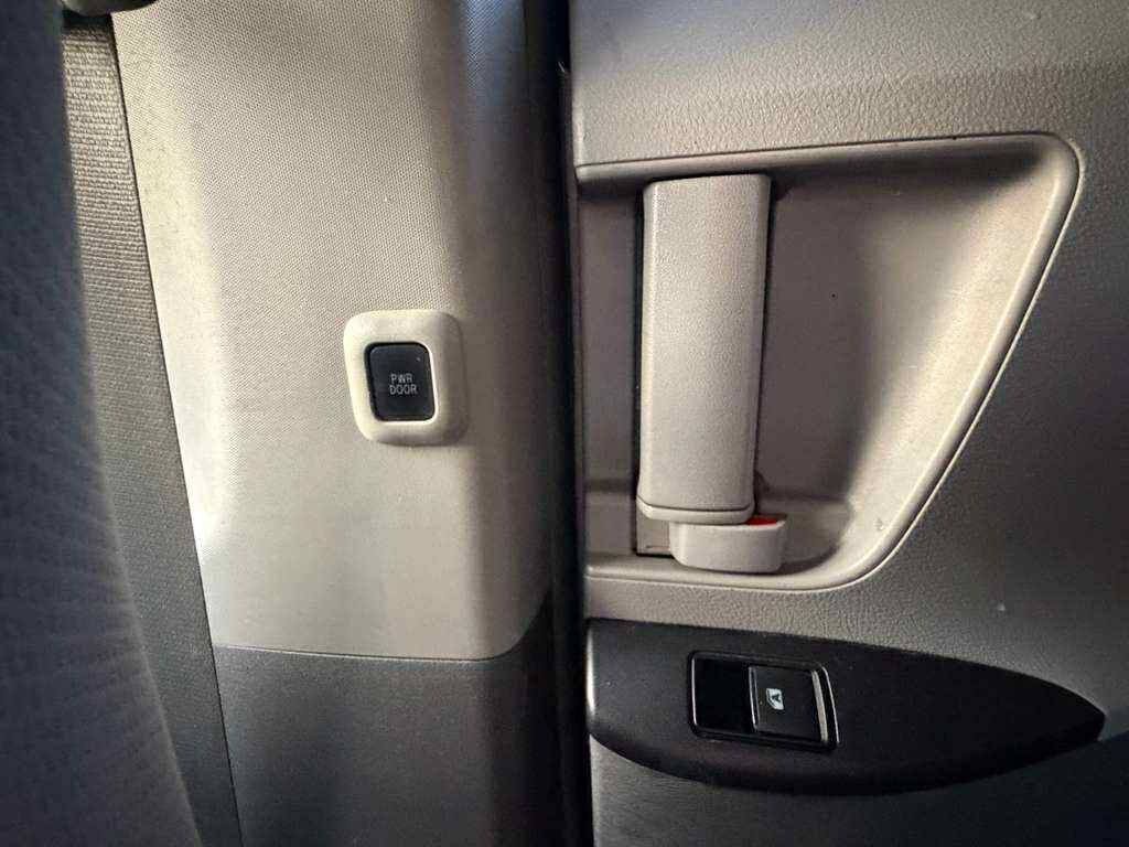 2016 Toyota Sienna Image 37