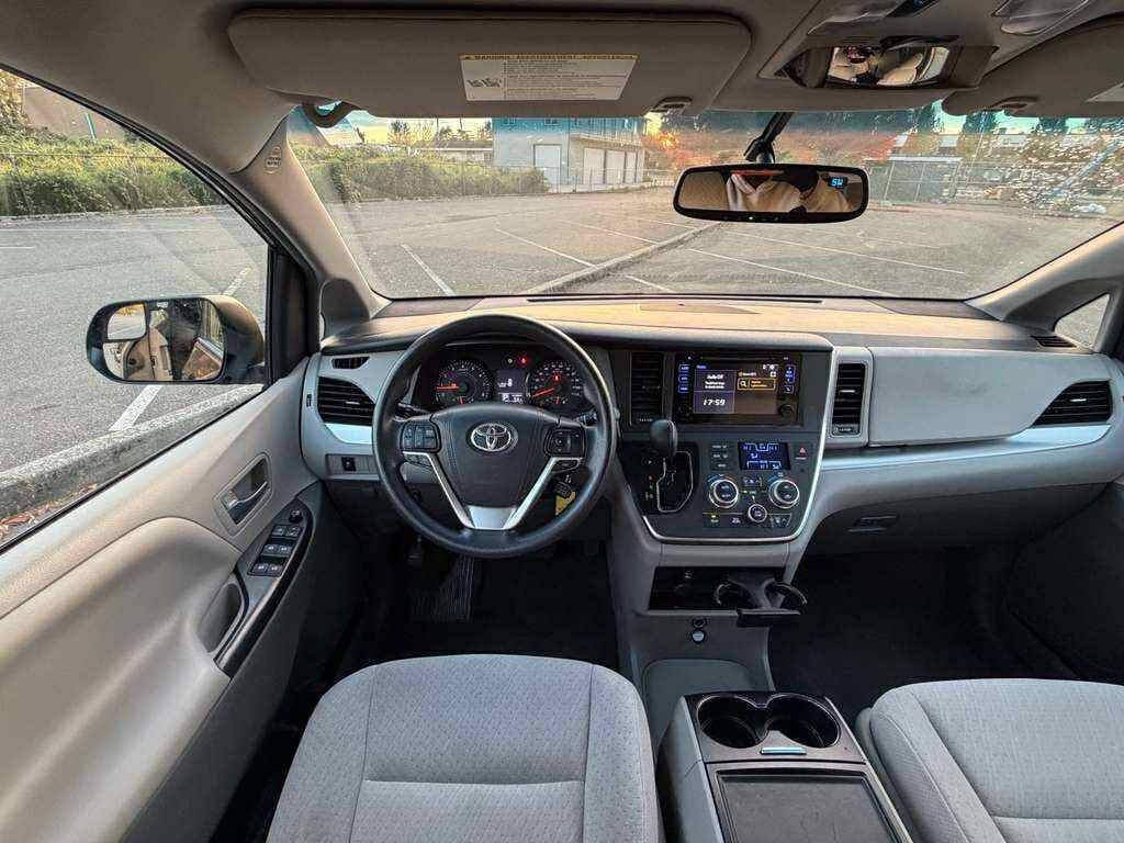 2016 Toyota Sienna Image 38